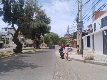 AMPLIO  LOCAL COMERCIAL  EN ALQUILER - URB. SANTA MARÍA DEL PINAR - PIURA