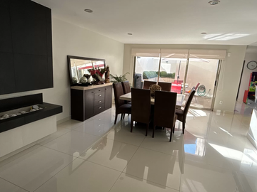 LA CASA QUE ESTABAS ESPERANDO: MODERNA, AMPLIA, GRAN UBICACIÓN, 4R 3 AUTOS TECHADOS, PADEL, ETC