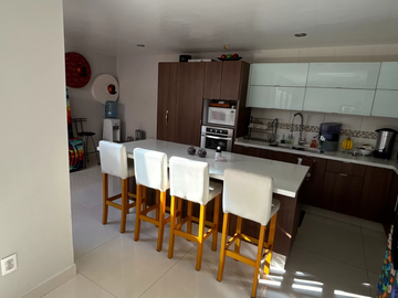 LA CASA QUE ESTABAS ESPERANDO: MODERNA, AMPLIA, GRAN UBICACIÓN, 4R 3 AUTOS TECHADOS, PADEL, ETC