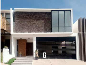 CASA EN VENTA EN BOSQUES DEL VALLE CON PATIO AMPLIO