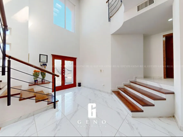 CASA EN VENTA EN QUINTAS DEL SOL REMODELADA Y CON VESTIDOR AMPLIO
