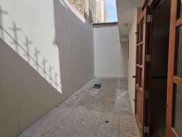 ¡OPORTUNIDAD ÚNICA! VENTA DE CASA EN ESQUINA EN ZONA COMERCIAL DE CHICLAY!