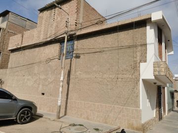 ¡OPORTUNIDAD ÚNICA! VENTA DE CASA EN ESQUINA EN ZONA COMERCIAL DE CHICLAY!