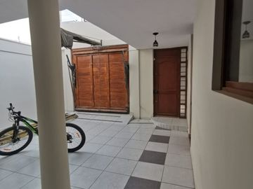 ¡OPORTUNIDAD ÚNICA! VENTA DE CASA EN ESQUINA EN ZONA COMERCIAL DE CHICLAY!