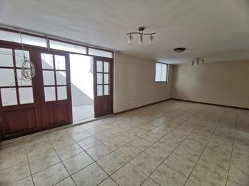 ¡OPORTUNIDAD ÚNICA! VENTA DE CASA EN ESQUINA EN ZONA COMERCIAL DE CHICLAY!