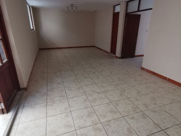 ¡OPORTUNIDAD ÚNICA! VENTA DE CASA EN ESQUINA EN ZONA COMERCIAL DE CHICLAY!