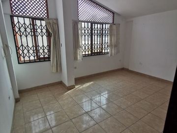 ¡OPORTUNIDAD ÚNICA! VENTA DE CASA EN ESQUINA EN ZONA COMERCIAL DE CHICLAY!