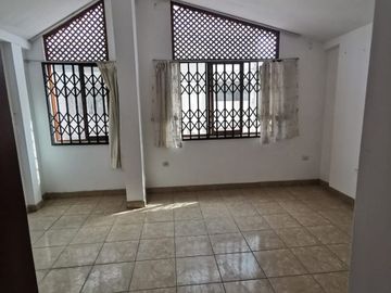 ¡OPORTUNIDAD ÚNICA! VENTA DE CASA EN ESQUINA EN ZONA COMERCIAL DE CHICLAY!