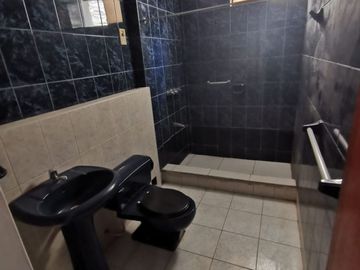 ¡OPORTUNIDAD ÚNICA! VENTA DE CASA EN ESQUINA EN ZONA COMERCIAL DE CHICLAY!