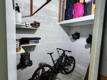 Venta bonito departamento con muy buenos acabados de dos dormitorios y sala de estar