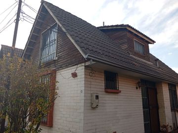 Venta de Casa de 2 Pisos en Maipú – Tranquilidad y Conectividad en un Solo Lugar