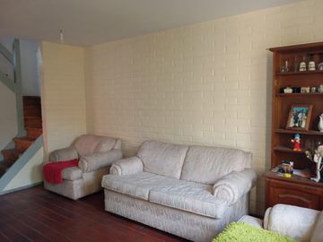 Venta de Casa de 2 Pisos en Maipú – Tranquilidad y Conectividad en un Solo Lugar