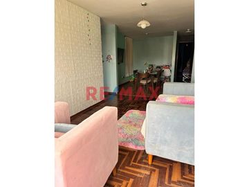 Casa De 3 Pisos En Urb. Vista Alegre Con 12 Departamentos. En Venta