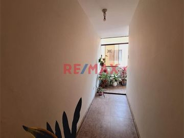 Casa De 3 Pisos En Urb. Vista Alegre Con 12 Departamentos. En Venta