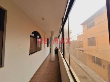 Casa De 3 Pisos En Urb. Vista Alegre Con 12 Departamentos. En Venta