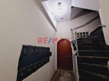 Casa De 3 Pisos En Urb. Vista Alegre Con 12 Departamentos. En Venta
