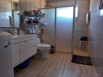 Nogales, en venta parcela plana de 5000 mts con casa sólida y urbanización completa.