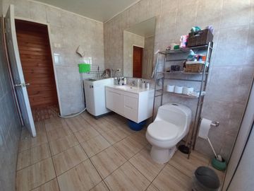 Nogales, en venta parcela plana de 5000 mts con casa sólida y urbanización completa.