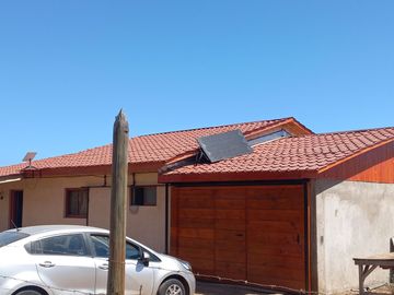 Nogales, en venta parcela plana de 5000 mts con casa sólida y urbanización completa.