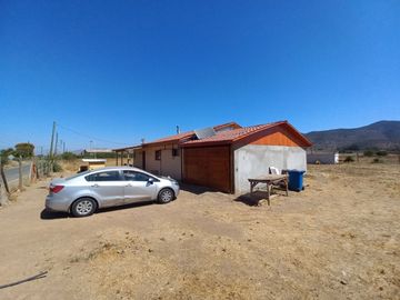 Nogales, en venta parcela plana de 5000 mts con casa sólida y urbanización completa.