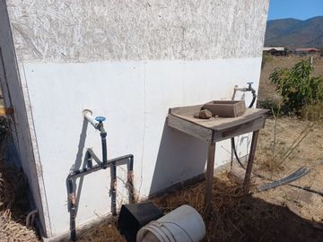 Nogales, en venta parcela plana de 5000 mts con casa sólida y urbanización completa.
