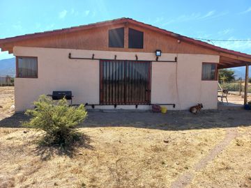 Nogales, en venta parcela plana de 5000 mts con casa sólida y urbanización completa.