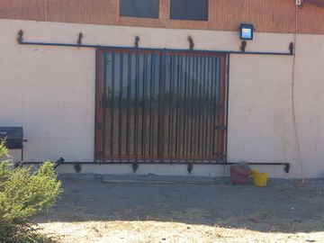 Nogales, en venta parcela plana de 5000 mts con casa sólida y urbanización completa.