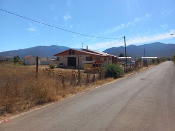 Nogales, en venta parcela plana de 5000 mts con casa sólida y urbanización completa.