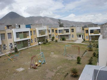 Casa - Venta - Mitad del Mundo - Conjunto - Norte - Quito