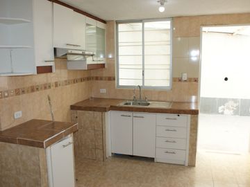 Casa - Venta - Mitad del Mundo - Conjunto - Norte - Quito
