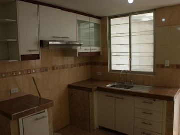 Casa - Venta - Mitad del Mundo - Conjunto - Norte - Quito