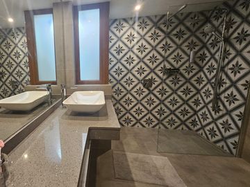 BROKER PASO HONDO REMODELADA 4D-5B-10 ESTAC- PISCINA