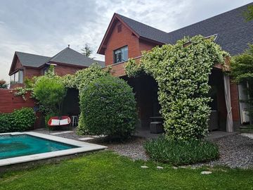 CASA CON PISCINA EN EXCLUSIVO CONDOMINIO LAS PIRCAS