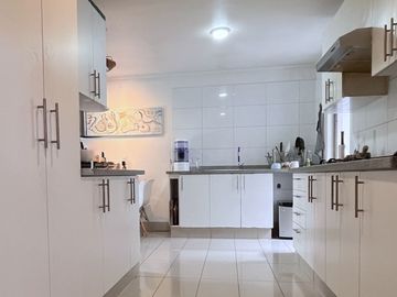 CASA CON PISCINA EN EXCLUSIVO CONDOMINIO LAS PIRCAS