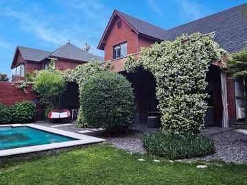 CASA CON PISCINA EN EXCLUSIVO CONDOMINIO LAS PIRCAS