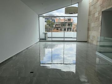 HERMOSA RESIDENCIA EN CONDADO DE SAYAVEDRA