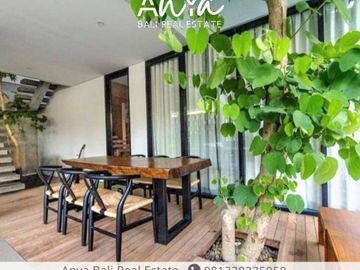 Dijual Brand New Villa 3 bedrooms semi furnished dekat pantai lokasi premium di Seminyak Bali.