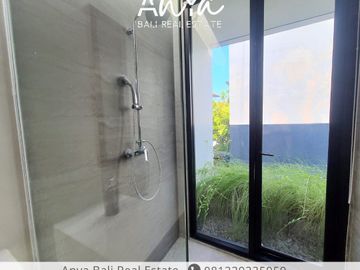 Dijual Brand New Villa 3 bedrooms semi furnished dekat pantai lokasi premium di Seminyak Bali.