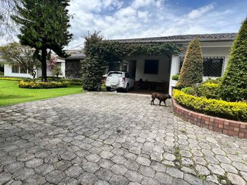 VENDO HERMOSA QUINTA EN MIRASIERRA - QUITO, VALLE DE LOS CHILLOS
