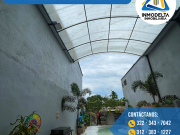 SE VENDE AMPLIA CASA DE DOS PISOS CON PISCINA EN LA VEREDA EL DIAMANTE - ACACIAS