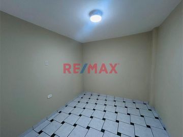 Se Vende !!! Casa En Urb. Primavera /Cerca A Av. America Norte Y Tupac Amaru/255M2 De Construcción