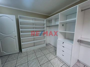 Se Vende !!! Casa En Urb. Primavera /Cerca A Av. America Norte Y Tupac Amaru/255M2 De Construcción