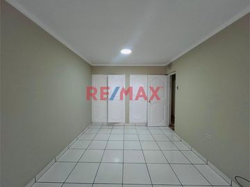 Se Vende !!! Casa En Urb. Primavera /Cerca A Av. America Norte Y Tupac Amaru/255M2 De Construcción