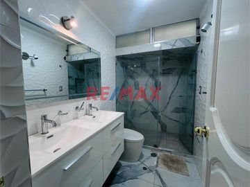 Se Vende !!! Casa En Urb. Primavera /Cerca A Av. America Norte Y Tupac Amaru/255M2 De Construcción