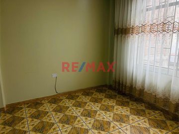 Se Vende !!! Casa En Urb. Primavera /Cerca A Av. America Norte Y Tupac Amaru/255M2 De Construcción