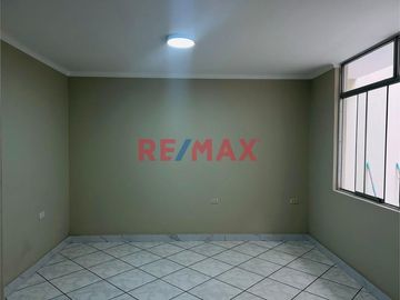 Se Vende !!! Casa En Urb. Primavera /Cerca A Av. America Norte Y Tupac Amaru/255M2 De Construcción