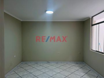 Se Vende !!! Casa En Urb. Primavera /Cerca A Av. America Norte Y Tupac Amaru/255M2 De Construcción