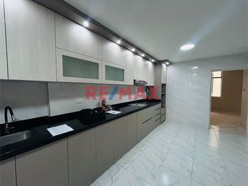 Se Vende !!! Casa En Urb. Primavera /Cerca A Av. America Norte Y Tupac Amaru/255M2 De Construcción