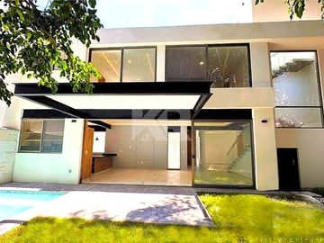 Casa Minimalista con Alberca y Diseño Detallado en la Zona Norte de Cuernavaca - $6,200,000 MXN