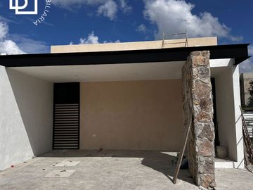 Casa en Venta en Mérida Temozón de una Planta con 2 recamaras, alberca privada
